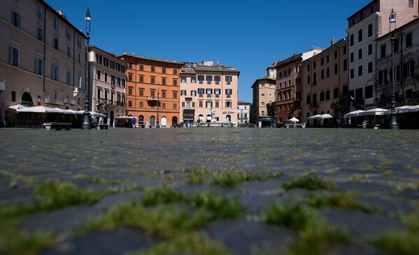Так теперь выглядит площадь Пьяцца Навона в Риме. В рождественское время здесь работает рынок, и круглый год тут находятся толпы туристов, а сейчас тут прорастает трава - Sputnik Грузия