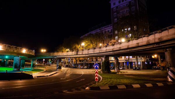 Ночной Тбилиси. Пустынная площадь Героев после наступления комендантского часа - Sputnik Грузия