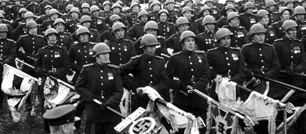 Москва. 24 июня 1945 года. Парад Победы на Красной площади. Советские солдаты бросают фашистские знамёна к подножью Мавзолея В.И.Ленина. - Sputnik Грузия