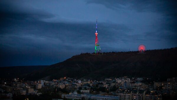Тбилисская телевышка в цветах флага Азербайджана - Sputnik Грузия