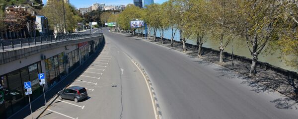 Пустая трасса на набережной Тбилиси после введения запрета с 17 апреля на передвижение легковых автомобилей - Sputnik Грузия