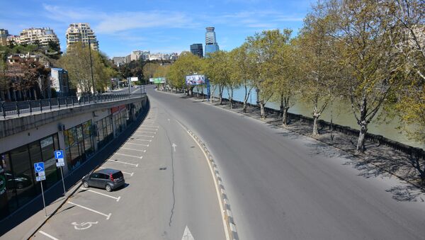 Пустая трасса на набережной Тбилиси после введения запрета с 17 апреля на передвижение легковых автомобилей - Sputnik Грузия