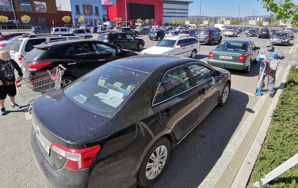 Парковка у гипермаркетов уже с 9 утра была также заполнена автомобилями покупателей - Sputnik Грузия