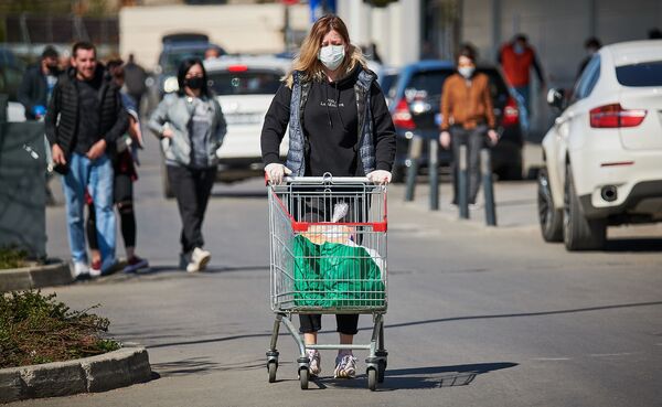 Уже днем в пятницу Carrefour объявил, что до 22 апреля его гипермаркеты на территории торговых центров East Point и Tbilisi Mall работать не будут - Sputnik Грузия