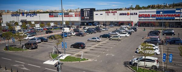 Автомобильная парковка у торгового центра East Point - Sputnik Грузия