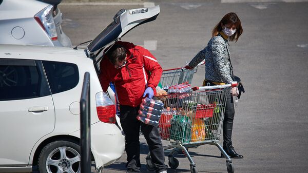 Люди с покупками у одного из столичных гипермаркетов. Жители запасаются продуктами перед Пасхой - Sputnik Грузия