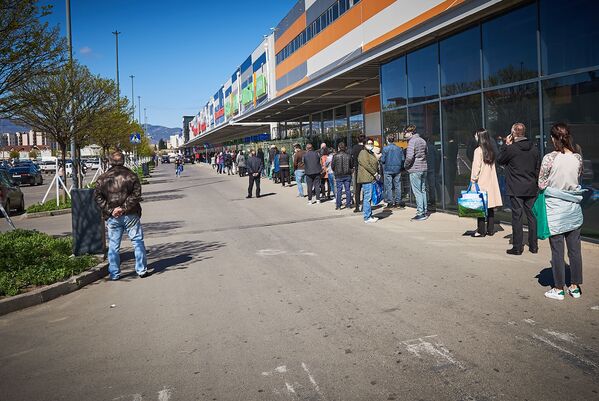 С раннего утра в пятницу у многих крупных супермаркетов в Тбилиси появились очереди. Ведь только поздно вечером в четверг люди узнали, что на следующий день войдет в силу запрет на передвижение на легковых автомобилях - Sputnik Грузия