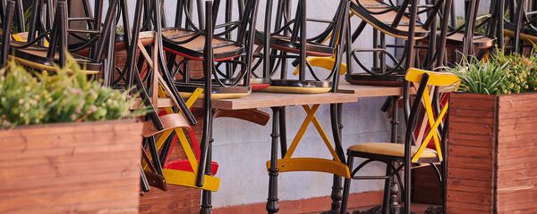 Закрытое кафе в одном из торговых центров. Стулья сложены на столы - Sputnik Грузия