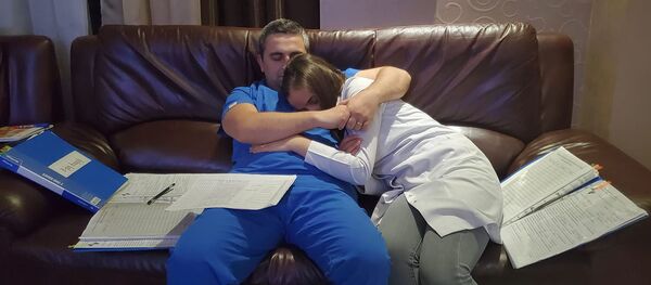 Супруги медработники Георгий и Татев Кантария - Sputnik Грузия