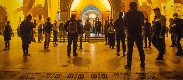 Пасха на дистанции - верующие в храме Святой Троицы Самеба - Sputnik Грузия