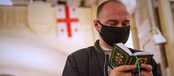 Пасха на дистанции - верующие в храме Святой Троицы Самеба - Sputnik Грузия