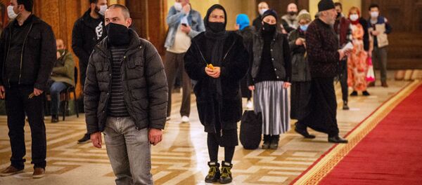 Пасха на дистанции - верующие в храме Святой Троицы Самеба - Sputnik Грузия