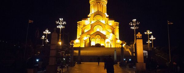 Пасха на дистанции - верующие в храме Святой Троицы Самеба - Sputnik Грузия