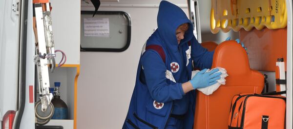 Медицинский работник в автомобиле скорой помощи - Sputnik Грузия