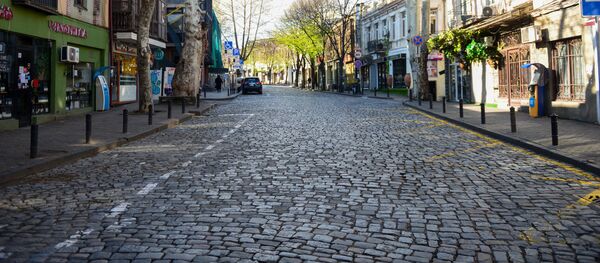 Вид на город Тбилиси в солнечный день в апреле во время карантина из-за коронавируса Вид на город Тбилиси в солнечный день в апреле во время карантина из-за коронавируса - Sputnik Грузия