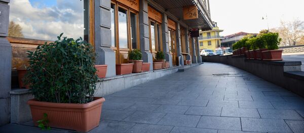 Пустые улицы и закрытые кафе и рестораны из-за коронавируса в центре Тбилиси - Sputnik Грузия