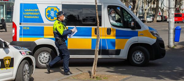 Скорая помощь 112 у инфекционной больницы - Sputnik Грузия