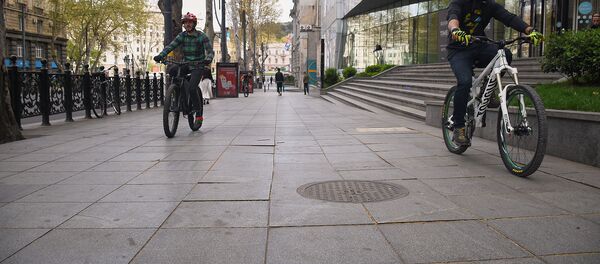 Велосипедисты и байкеры на улицах столицы Грузии во время карантина из-за коронавируса - Sputnik Грузия