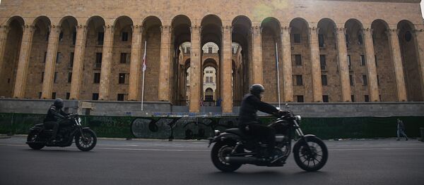 Велосипедисты и байкеры на улицах столицы Грузии во время карантина из-за коронавируса. Парламент Грузии - Sputnik Грузия