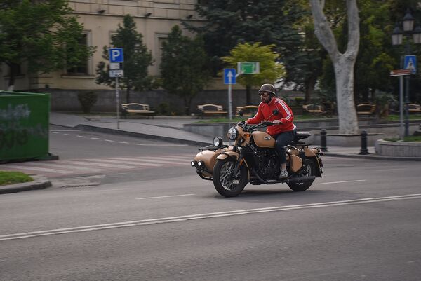 Также стоит заметить, что на улицах появились необычные для сегодняшнего времени мотоциклы - Sputnik Грузия