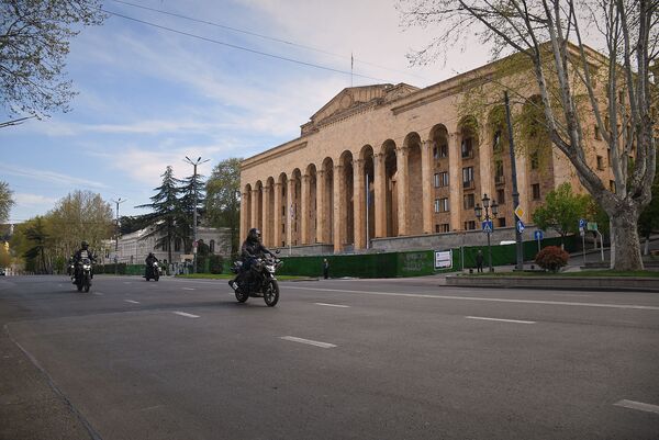 Даже у здания парламента Грузии на проспекте Руставели пусто - поэтому и тут мотоциклисты чувствуют себя вольготно - Sputnik Грузия