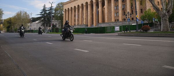 Велосипедисты и байкеры на улицах столицы Грузии во время карантина из-за коронавируса. Парламент Грузии и пустой проспект Руставели Велосипедисты и байкеры на улицах столицы Грузии во время карантина из-за коронавируса. Парламент Грузии и пустой проспект Руставели - Sputnik Грузия