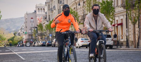 Велосипедисты и байкеры на улицах столицы Грузии во время карантина из-за коронавируса. Пустой проспект Агмашенебели - Sputnik Грузия