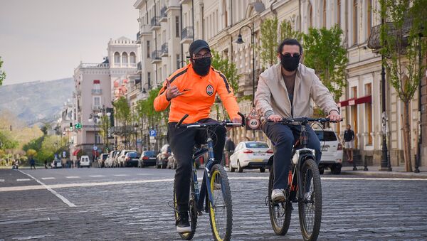 Велосипедисты и байкеры на улицах столицы Грузии во время карантина из-за коронавируса. Пустой проспект Агмашенебели - Sputnik Грузия