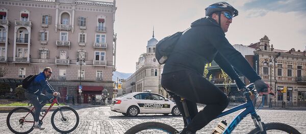 Велосипедисты и байкеры на улицах столицы Грузии во время карантина из-за коронавируса. Площадь Марджанишвили - Sputnik Грузия