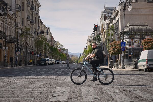 Говорят, в Тбилиси даже возрос спрос на велосипеды и многие жители, у кого есть возможность, стали их покупать - Sputnik Грузия