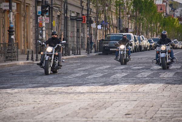 В некоторых районах города можно заметить группы байкеров посередине дорог - словно проходит парад мотоциклистов - Sputnik Грузия