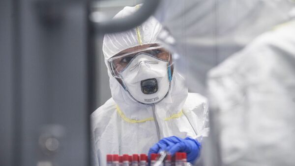Сотрудник лаборатории проводит тесты на коронавирусную инфекцию - Sputnik Грузия