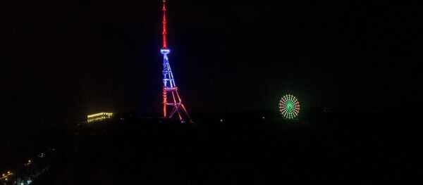 Тбилисская телебашня окрасилась в цвета армянского флага Тбилисская телебашня окрасилась в цвета армянского флага - Sputnik Грузия