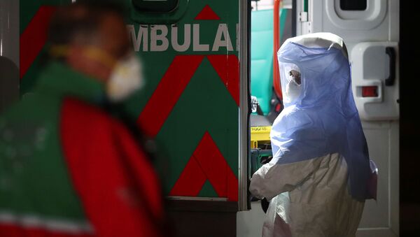 Медики стоят у машины Скорой помощи во время борьбы с эпидемией коронавируса в Буэнос-Айресе, Аргентина - Sputnik Грузия