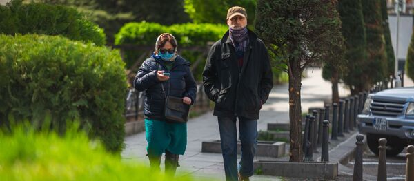 Прохожие на улицах в масках во время карантина из-за коронавируса - Sputnik Грузия