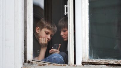 Дети в самоизоляции играют в игры на мобильном телефоне