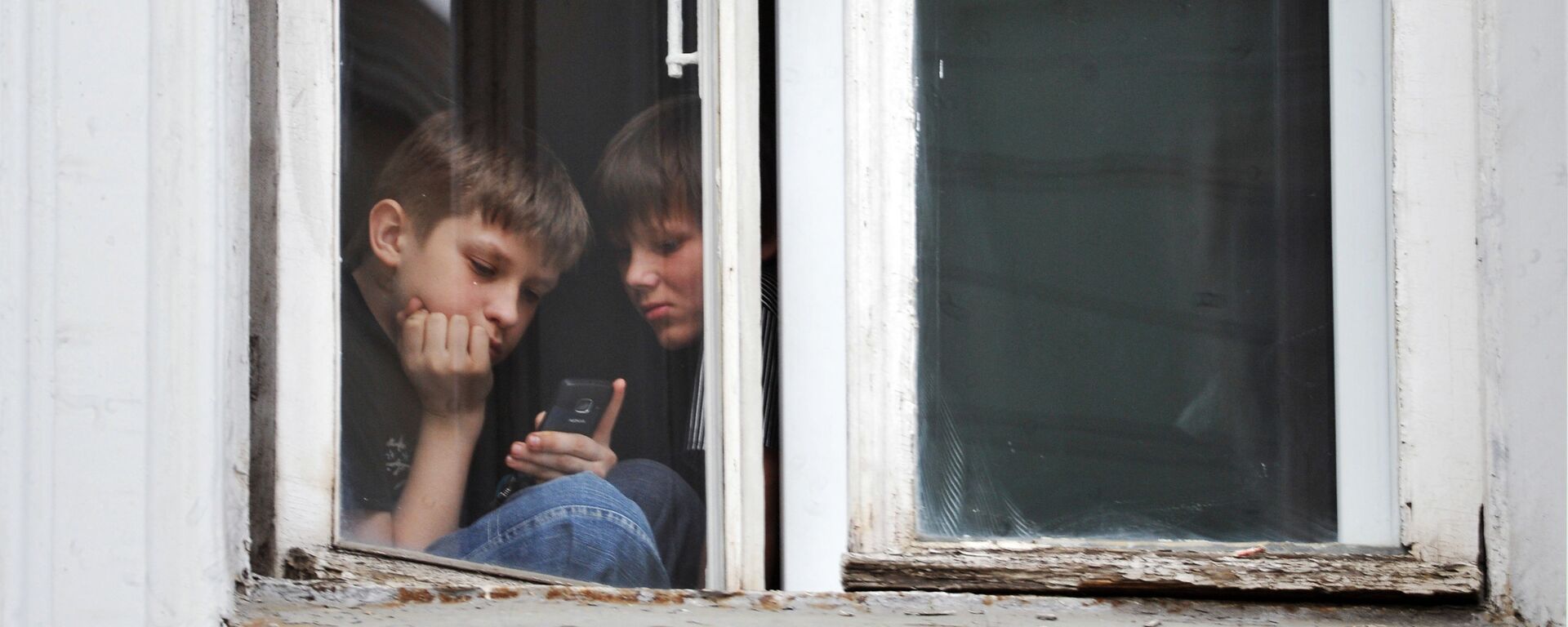 Дети в самоизоляции играют в игры на мобильном телефоне - Sputnik Грузия, 1920, 04.06.2021