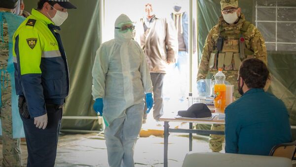 Военные медики проверяют температуру на блокпосту. Ситуация в Грузии в связи с коронавирусом - Sputnik Грузия
