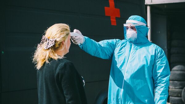 Военные медики проверяют температуру на блокпосту. Ситуация в Грузии в связи с коронавирусом - Sputnik Грузия