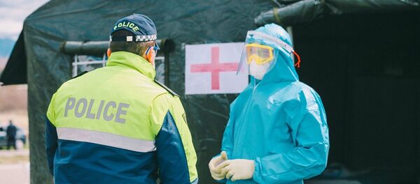 Полицейские и военные медики на блокпосту  - Sputnik Грузия