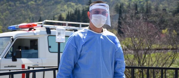 Военные и медики на блокпосту у полевого госпиталя проверяют жителей - Sputnik Грузия