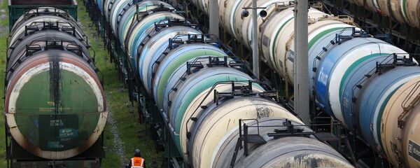 Железнодорожные цистерны для нефтепродуктов Железнодорожные цистерны для нефтепродуктов - Sputnik Грузия
