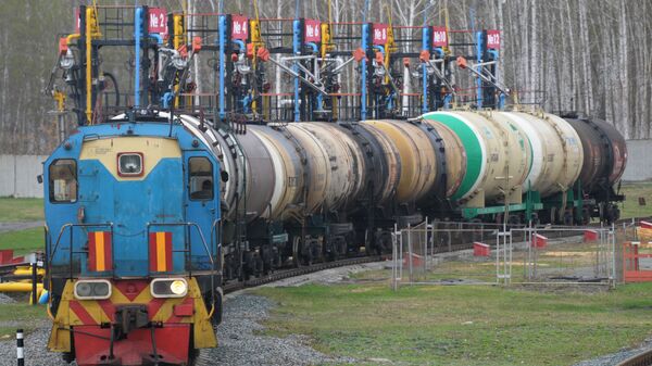 Поезд на железнодорожном терминале доставки бензина на нефтебазу - Sputnik Грузия