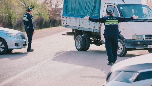 Полицейские в респираторах на блокпосту во время эпидемии коронавируса - Sputnik Грузия