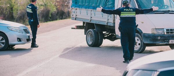 Полицейские в респираторах на блокпосту во время эпидемии коронавируса - Sputnik Грузия