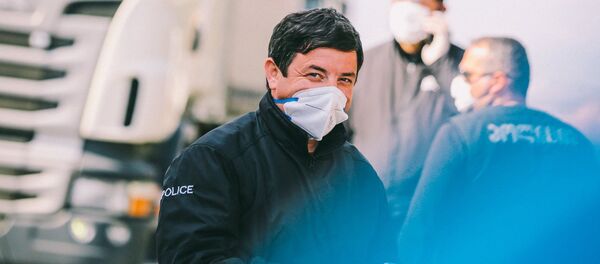 Полицейские на блокпосту во время эпидемии коронавируса проверяют автомашины - Sputnik Грузия