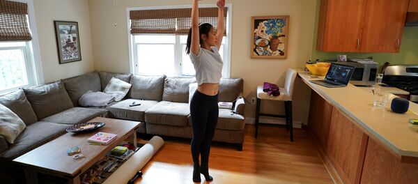 Балерина Allison Vernon во время домашней тренировки на самоизоляции Балерина Allison Vernon во время домашней тренировки на самоизоляции - Sputnik Грузия