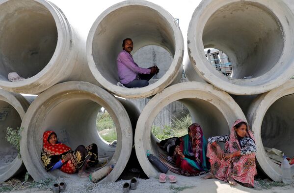 Рабочие-мигранты отдыхают в цементных трубах во время карантина на фоне эпидемии коронавируса в Индии - Sputnik Грузия