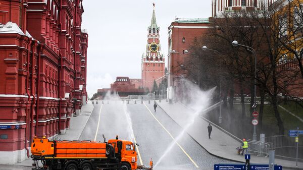 Автомобиль коммунальных служб дезинфицирует дороги и тротуары у Красной площади в Москве - Sputnik Грузия