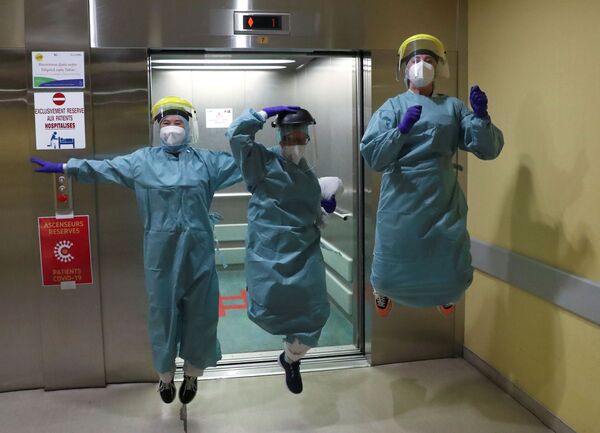 Врачи госпиталя в Льеже в Бельгии радуются тому, что отправили домой вылечившихся от коронавируса пациентов - Sputnik Грузия
